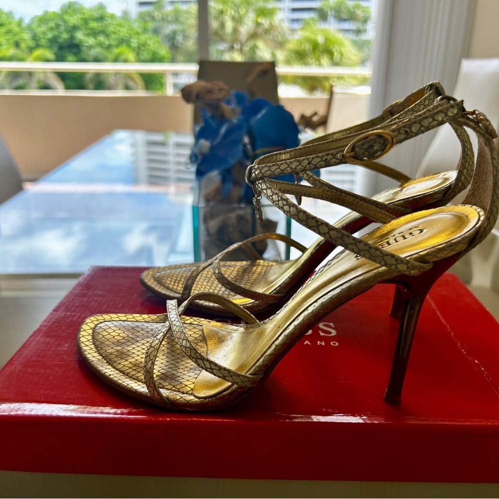 GUESS BY MARCIANO TRUST LIGHT GOLD SANDALS